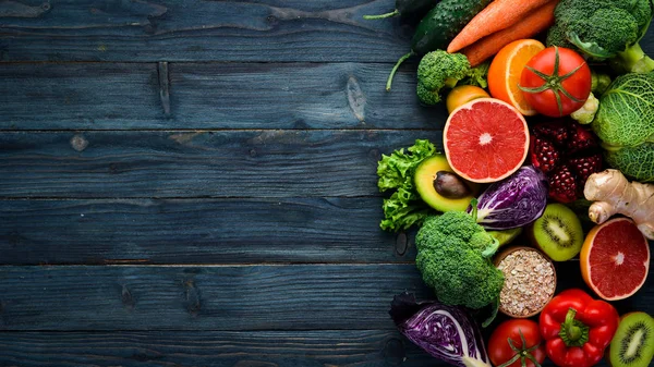 Zdravé Organické Potraviny Modrém Dřevěném Pozadí Zelenina Ovoce Pohled Shora — Stock fotografie
