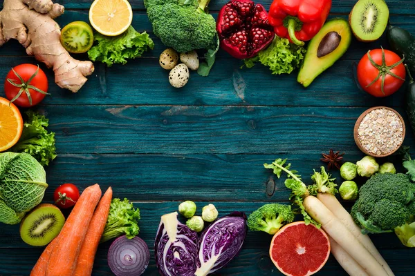 Здоровые Органические Продукты Питания Синем Деревянном Фоне Овощи Фрукты Вид — стоковое фото