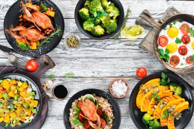 Yemek geçmişi. Salata, avokado, bıldırcın, mantar, balkabağı. Beyaz ahşap bir arka plan üzerinde. Üst te. Metniniz için boş alan.