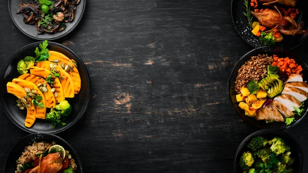 Assortiment Van Eten Salade Avocado Kwartel Champignons Pompoen Een Zwarte — Stockfoto