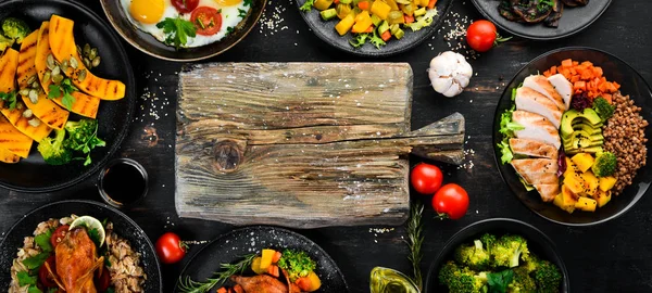 Surtido Alimentos Ensalada Aguacate Codorniz Champiñones Calabaza Sobre Fondo Negro —  Fotos de Stock