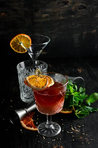 Cocktail Quente Rum Licor Leite Amêndoa Fundo Madeira Preto Vista — Fotografia de Stock