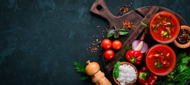 Glas'ta Gazpacho Çorbası. Soğan, kırmızı biber ve maydanoz ile domates çorbası. Üst te. Beyaz ahşap bir arka plan üzerinde. Metin için boş alan.