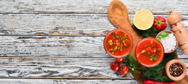 Glas'ta Gazpacho Çorbası. Soğan, kırmızı biber ve maydanoz ile domates çorbası. Üst te. Beyaz ahşap bir arka plan üzerinde. Metin için boş alan.