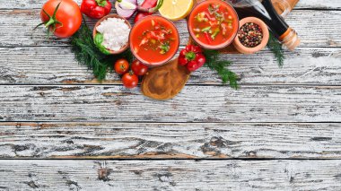 Glas'ta Gazpacho Çorbası. Soğan, kırmızı biber ve maydanoz ile domates çorbası. Üst te. Beyaz ahşap bir arka plan üzerinde. Metin için boş alan.