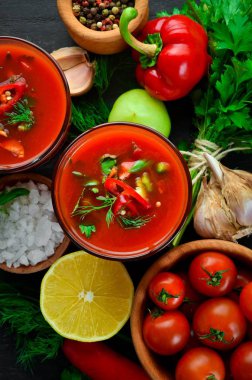 Glas'ta Gazpacho Çorbası. Soğan, kırmızı biber ve maydanoz ile domates çorbası. İtalyan mutfağı. Üst te. Siyah bir arka plan üzerinde. Metin için boş alan.