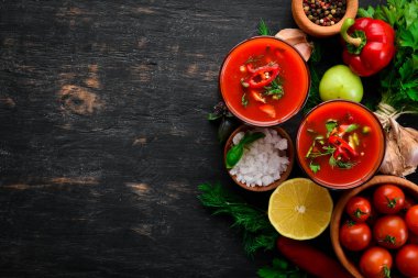 Glas'ta Gazpacho Çorbası. Soğan, kırmızı biber ve maydanoz ile domates çorbası. İtalyan mutfağı. Üst te. Siyah bir arka plan üzerinde. Metin için boş alan.