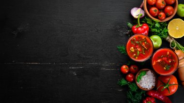 Glas'ta Gazpacho Çorbası. Soğan, kırmızı biber ve maydanoz ile domates çorbası. İtalyan mutfağı. Üst te. Siyah bir arka plan üzerinde. Metin için boş alan.