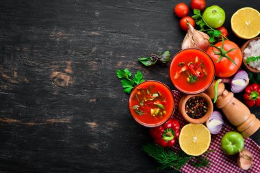 Glas'ta Gazpacho Çorbası. Soğan, kırmızı biber ve maydanoz ile domates çorbası. İtalyan mutfağı. Üst te. Siyah bir arka plan üzerinde. Metin için boş alan.