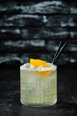 Kokteyl Cin tonik bir bardak narenciye ile. Ahşap bir arka plan üzerinde. Üst te. Ücretsiz kopyalama alanı.