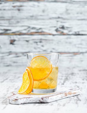 Kokteyl Baba. Viski ve Badem Likörü. Bardakta alkollü kokteyl. Ahşap bir arka plan üzerinde. Üst te. Ücretsiz kopyalama alanı.