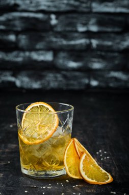 Kokteyl Baba. Viski ve Badem Likörü. Bardakta alkollü kokteyl. Ahşap bir arka plan üzerinde. Üst te. Ücretsiz kopyalama alanı.