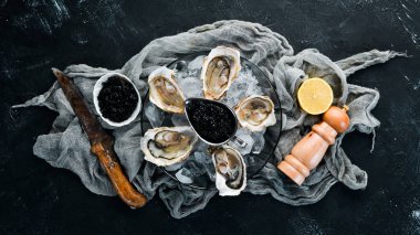 Beyaz ahşap arka planda buz ve limon ile istiridye. Deniz ürünleri. Üst te. Ücretsiz kopyalama alanı.