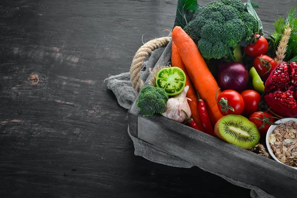 黒い背景に木箱に新鮮な野菜や果物 オーガニック食品 トップビュー 無料コピースペース — ストック写真