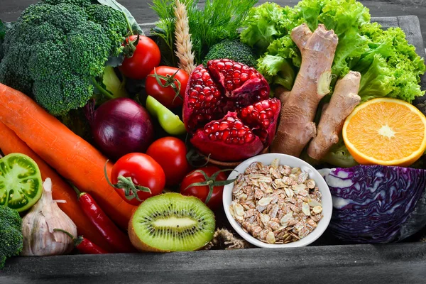 Friss Zöldségek Gyümölcsök Egy Fadobozban Fekete Alapon Bioélelmiszerek Felülnézet Szabad — Stock Fotó