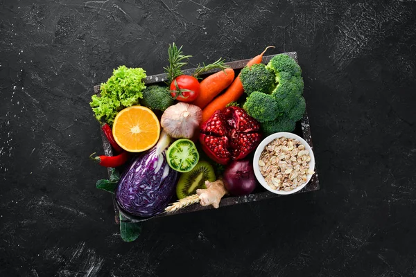 Φρέσκα Λαχανικά Και Φρούτα Ένα Ξύλινο Κουτί Μαύρο Φόντο Βιολογικά — Φωτογραφία Αρχείου
