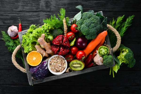 新鲜蔬菜和水果放在黑色背景的木箱中 有机食品 顶部视图 免费复制空间 — 图库照片