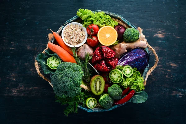 Frisches Gemüse Und Obst Einer Holzkiste Auf Schwarzem Hintergrund Bio — Stockfoto