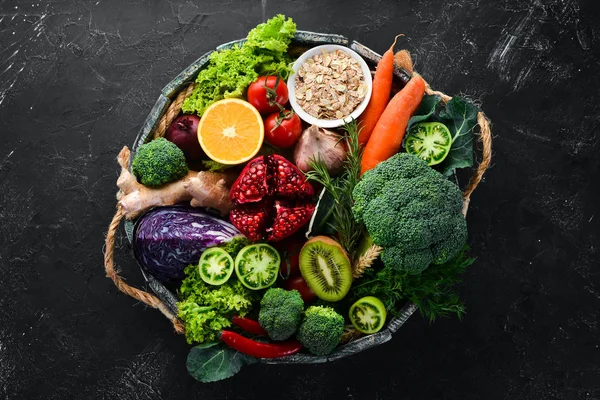 新鲜蔬菜和水果放在黑色背景的木箱中 有机食品 顶部视图 免费复制空间 — 图库照片