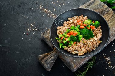 Bir tabak sağlıklı yiyecek. Brokoli, havuç ve maydanoz ile yulaf ezmesi. Üst te. Beyaz ahşap bir arka plan üzerinde. Ücretsiz kopyalama alanı.