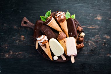 Çikolata, fındık ve reçel ile dondurma bir dizi. Siyah bir arka plan üzerinde. Üst te. Ücretsiz kopyalama alanı