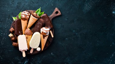 Çikolata, fındık ve reçel ile dondurma bir dizi. Siyah bir arka plan üzerinde. Üst te. Ücretsiz kopyalama alanı