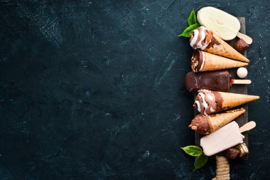 Çikolata, fındık ve reçel ile dondurma bir dizi. Siyah bir arka plan üzerinde. Üst te. Ücretsiz kopyalama alanı