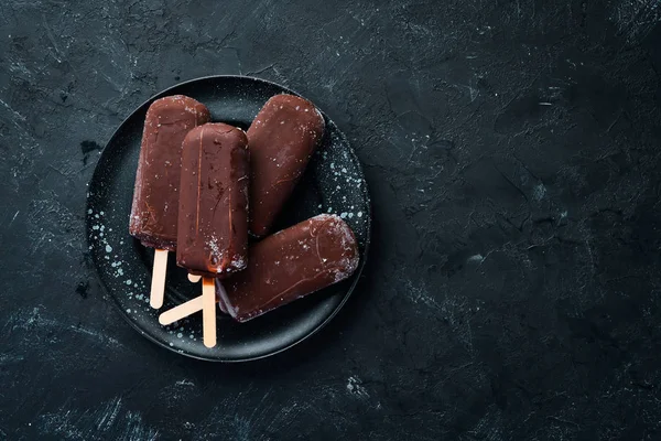 Čokoládovou Zmrzlinu Klacku Černém Pozadí Pohled Shora Volné Místo Pro — Stock fotografie