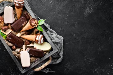 Dondurma. Dondurma büyük bir seçim. Taş bir arka plan üzerinde. Üst te. Ücretsiz kopyalama alanı