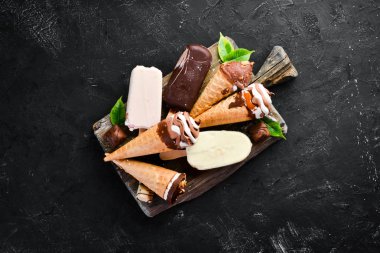 Dondurma. Dondurma büyük bir seçim. Taş bir arka plan üzerinde. Üst te. Ücretsiz kopyalama alanı