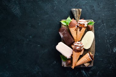 Dondurma. Dondurma büyük bir seçim. Taş bir arka plan üzerinde. Üst te. Ücretsiz kopyalama alanı