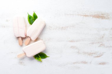 Dondurma. Beyaz arka planda büyük bir dondurma seçkisi. Üst te. Ücretsiz kopyalama alanı.