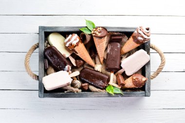 Dondurma. Beyaz arka planda büyük bir dondurma seçkisi. Üst te. Ücretsiz kopyalama alanı.