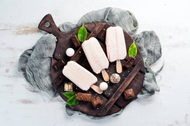 Dondurma. Beyaz arka planda büyük bir dondurma seçkisi. Üst te. Ücretsiz kopyalama alanı.