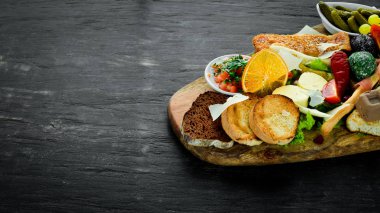 Bir dizi yiyecek. İtalyan mutfağından atıştırmalıklar. Ahşap bir arka plan üzerinde. Üst te. Ücretsiz kopyalama alanı