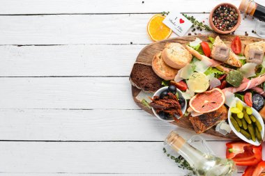 Bir dizi yiyecek. İtalyan mutfağından atıştırmalıklar. Ahşap bir arka plan üzerinde. Üst te. Ücretsiz kopyalama alanı