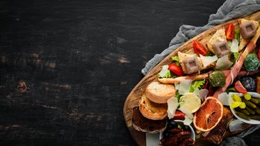 Bir dizi yiyecek. İtalyan mutfağından atıştırmalıklar. Ahşap bir arka plan üzerinde. Üst te. Ücretsiz kopyalama alanı