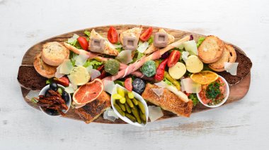 Bir dizi yiyecek. İtalyan mutfağından atıştırmalıklar. Ahşap bir arka plan üzerinde. Üst te. Ücretsiz kopyalama alanı