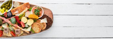 Bir dizi yiyecek. İtalyan mutfağından atıştırmalıklar. Ahşap bir arka plan üzerinde. Üst te. Ücretsiz kopyalama alanı