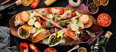 Bir dizi yiyecek. İtalyan mutfağından atıştırmalıklar. Ahşap bir arka plan üzerinde. Üst te. Ücretsiz kopyalama alanı