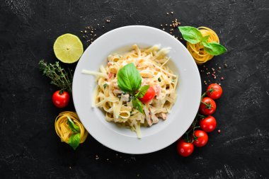 Pastırma lı makarna ve çeri domates. İtalyan yemeği. Metniniz için boş alan. Üstte görüntü.