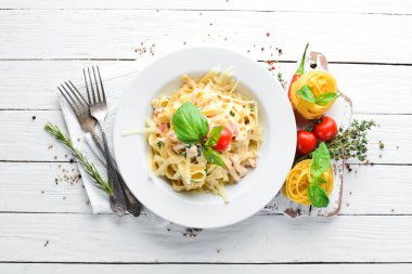 Pastırma lı makarna ve çeri domates. İtalyan yemeği. Metniniz için boş alan. Üstte görüntü.