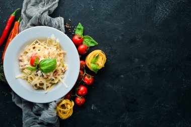 Pastırma lı makarna ve çeri domates. İtalyan yemeği. Metniniz için boş alan. Üstte görüntü.