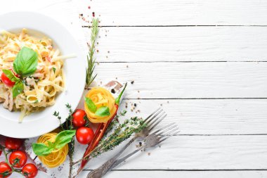 Pastırma lı makarna ve çeri domates. İtalyan yemeği. Metniniz için boş alan. Üstte görüntü.