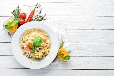 Pastırma lı makarna ve çeri domates. İtalyan yemeği. Metniniz için boş alan. Üstte görüntü.