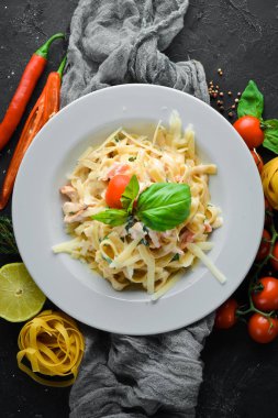 Pastırma lı makarna ve çeri domates. İtalyan yemeği. Metniniz için boş alan. Üstte görüntü.