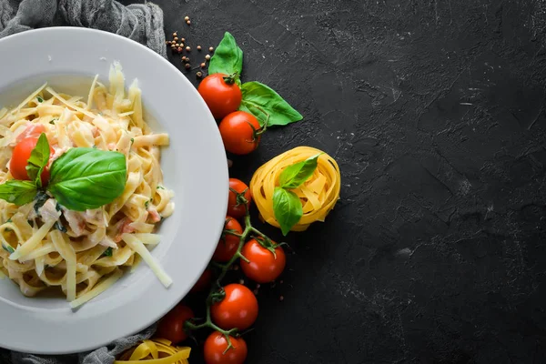 Pastırma lı makarna ve çeri domates. İtalyan yemeği. Metniniz için boş alan. Üstte görüntü.