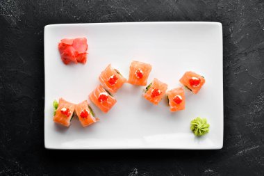 Somon, midye ve havyar ile suşi rulo. Japon mutfağı. Üstte görüntü.