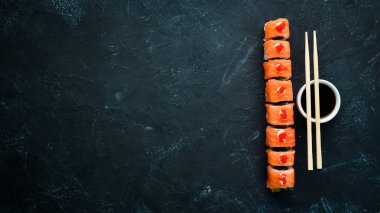 Somon, midye ve havyar ile suşi rulo. Japon mutfağı. Üstte görüntü.