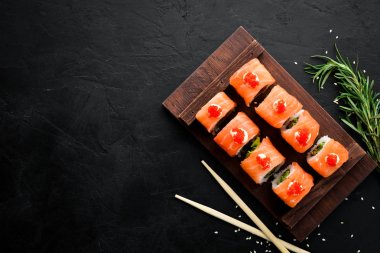 Somon, midye ve havyar ile suşi rulo. Japon mutfağı. Üstte görüntü.